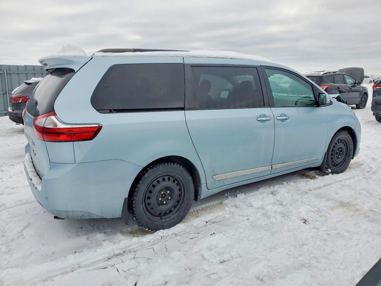 2015 TOYOTA SIENNA XLE photo 3