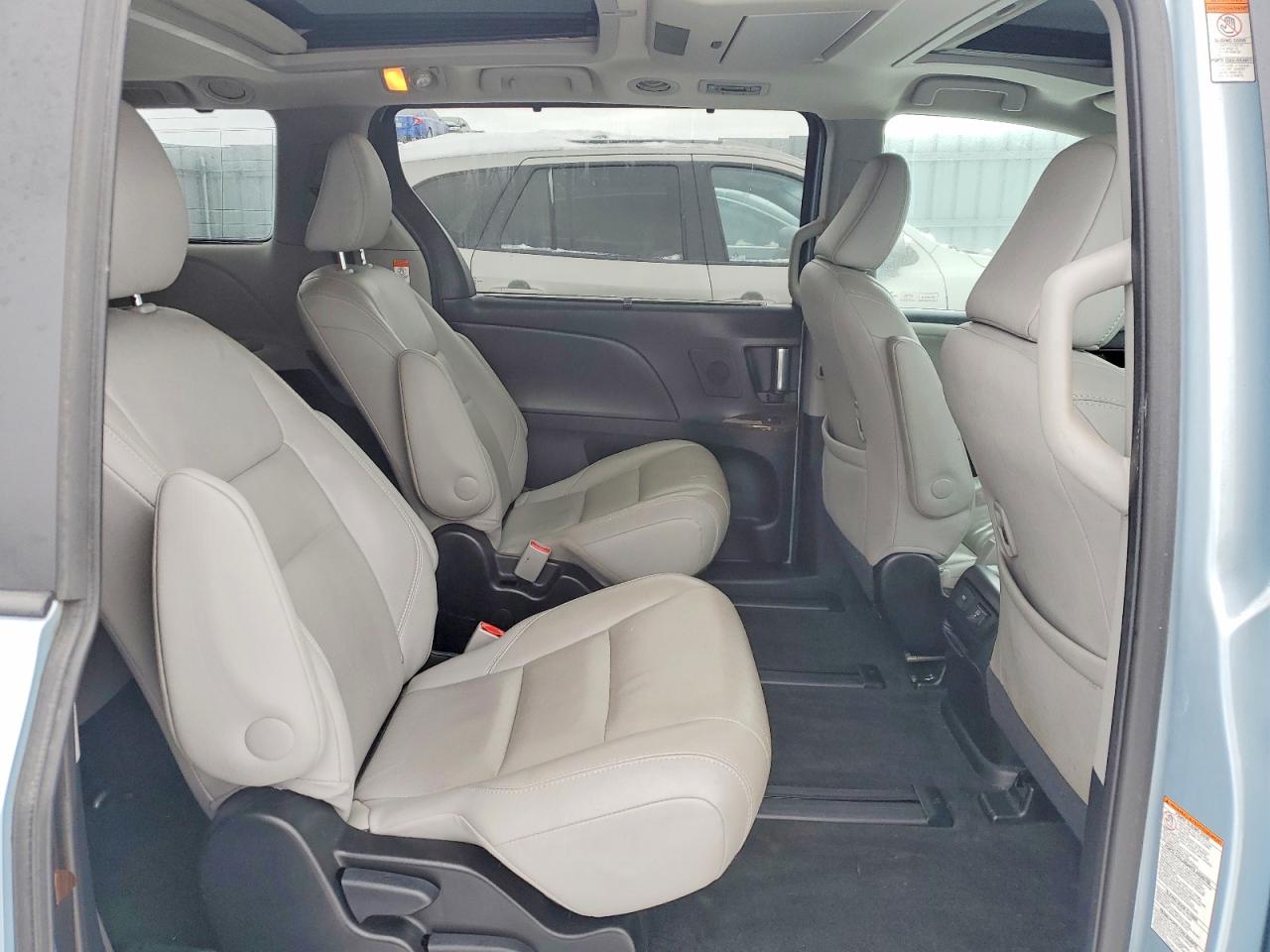 2015 TOYOTA SIENNA XLE photo 11