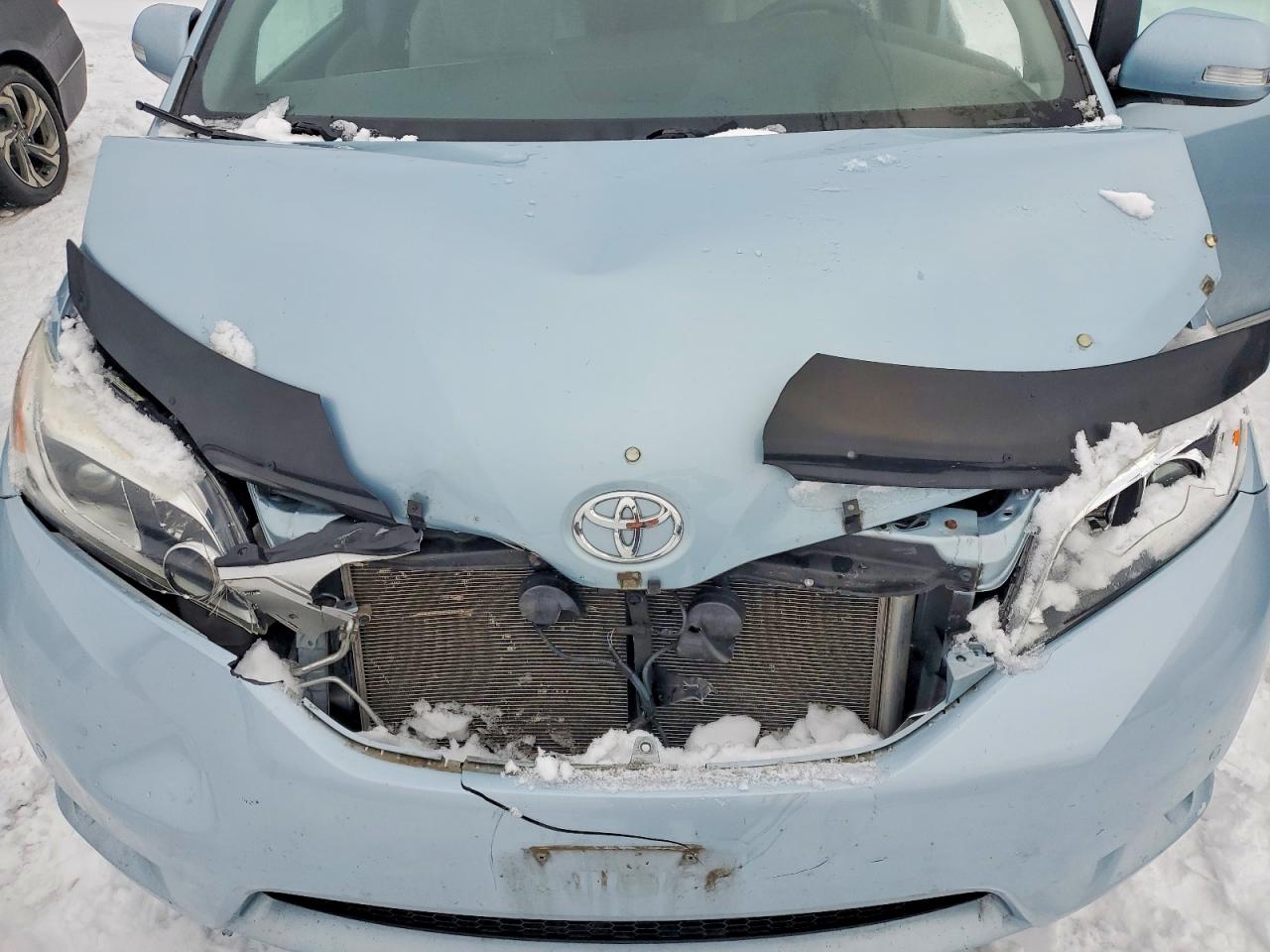 2015 TOYOTA SIENNA XLE photo 12