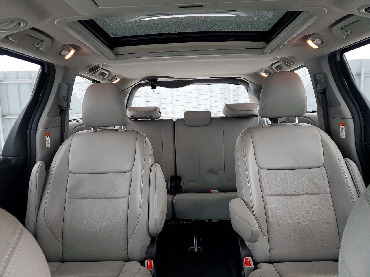 2015 TOYOTA SIENNA XLE photo 10