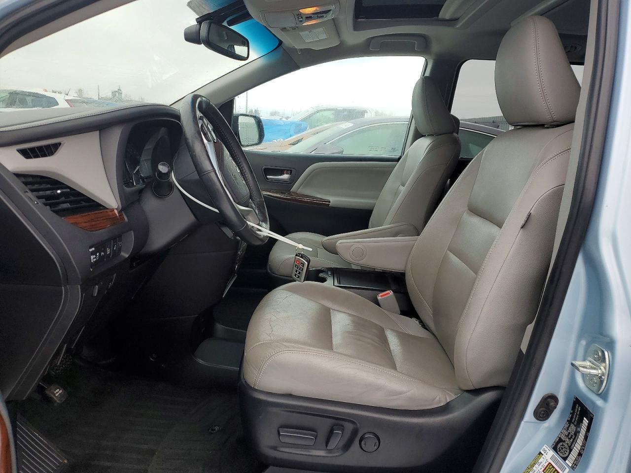 2015 TOYOTA SIENNA XLE photo 7
