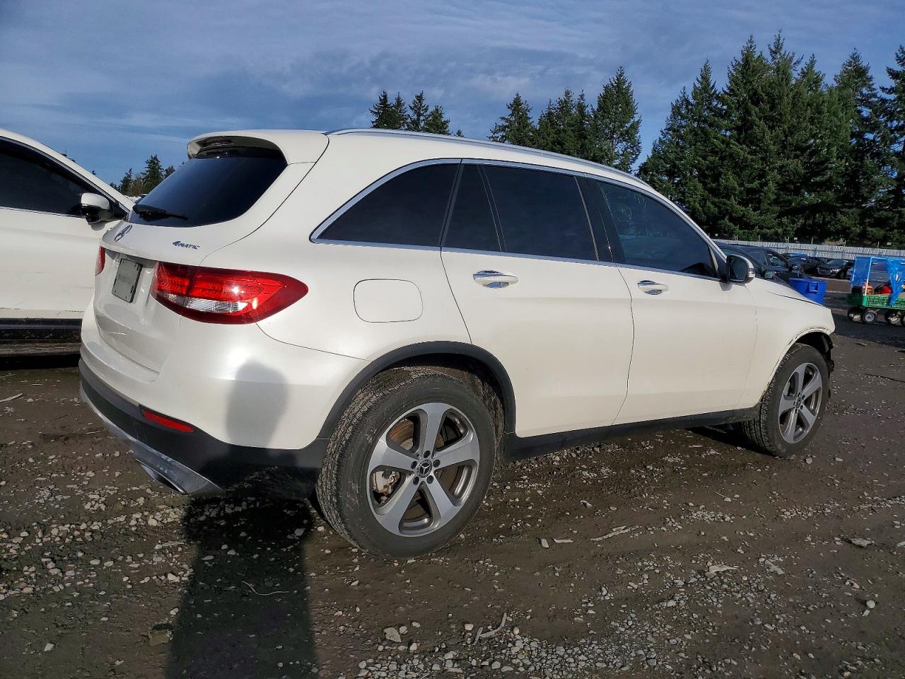 2017 MERCEDES-BENZ GLC 300 4MATIC photo 3