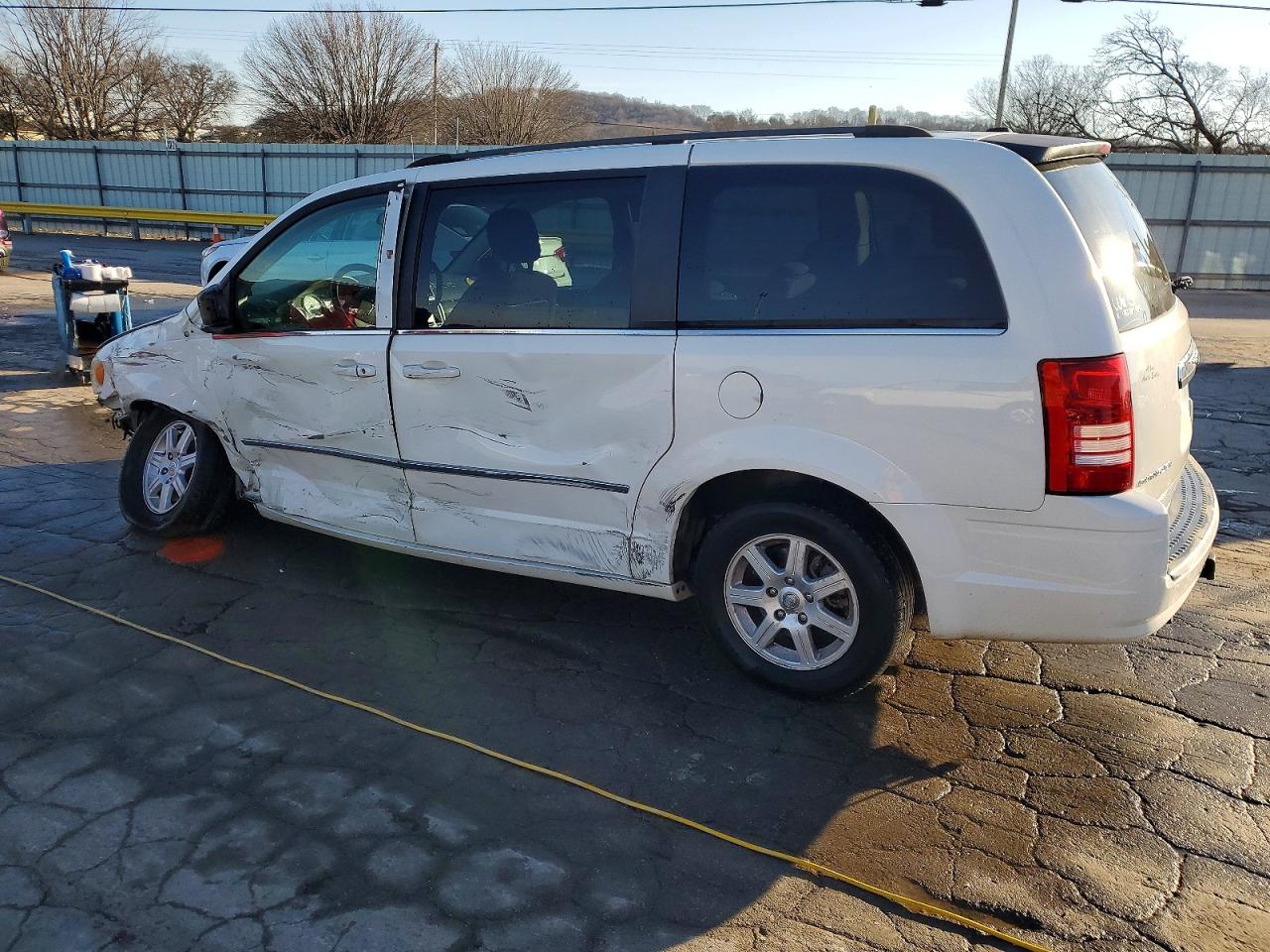 2010 CHRYSLER TOWN & COUNTRY TOURING photo 3