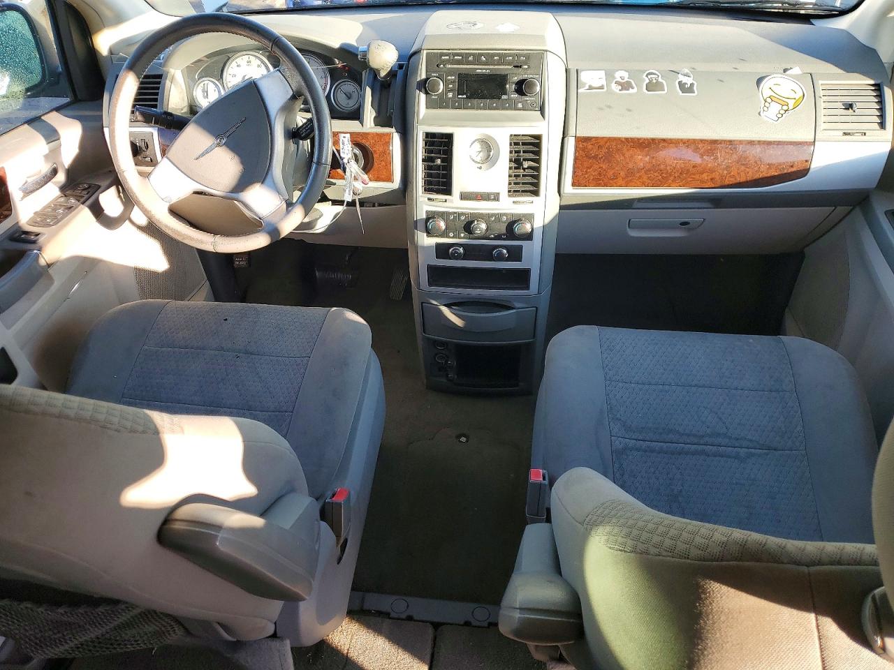 2010 CHRYSLER TOWN & COUNTRY TOURING photo 15