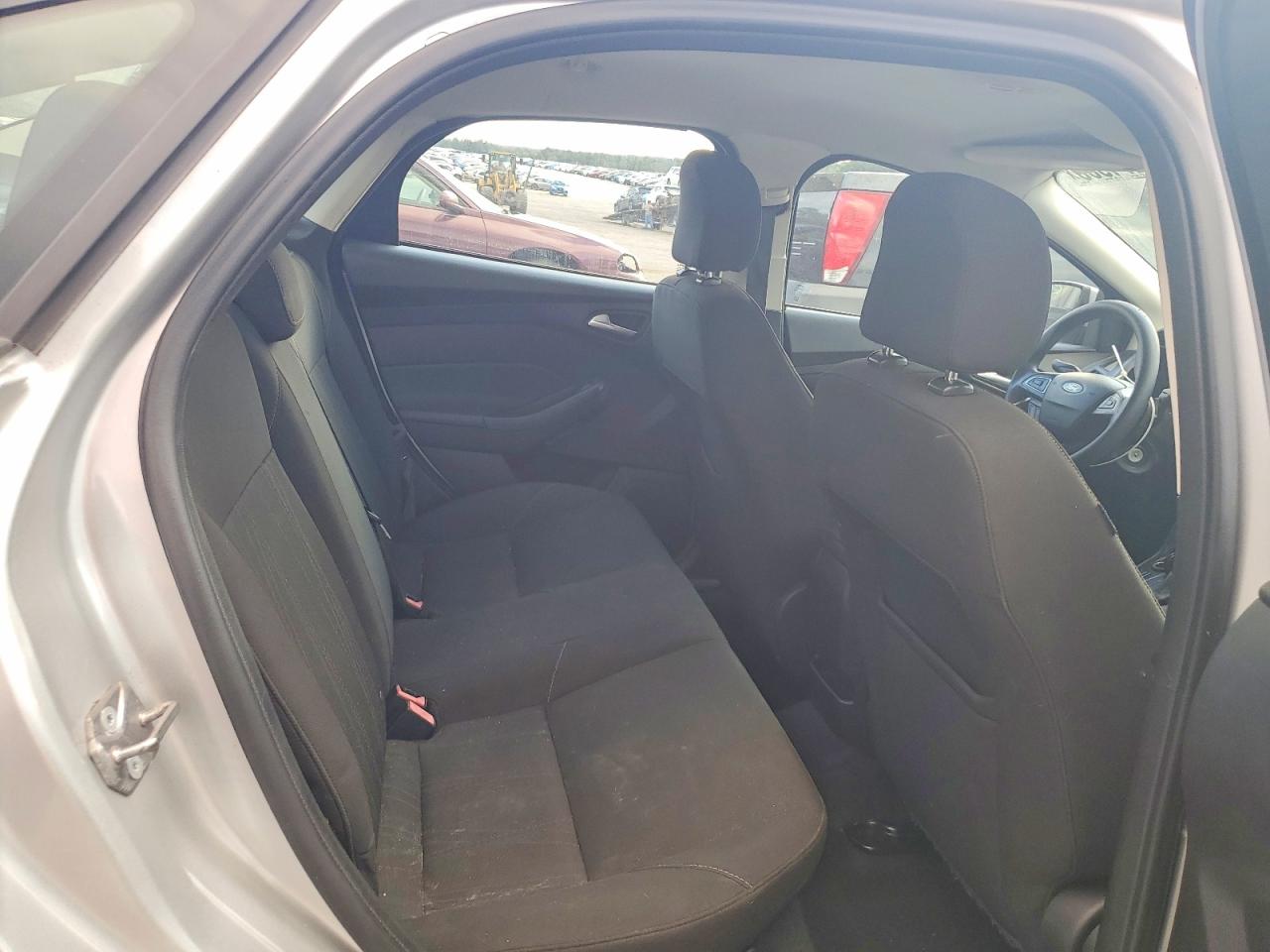 2015 FORD FOCUS SE photo 28