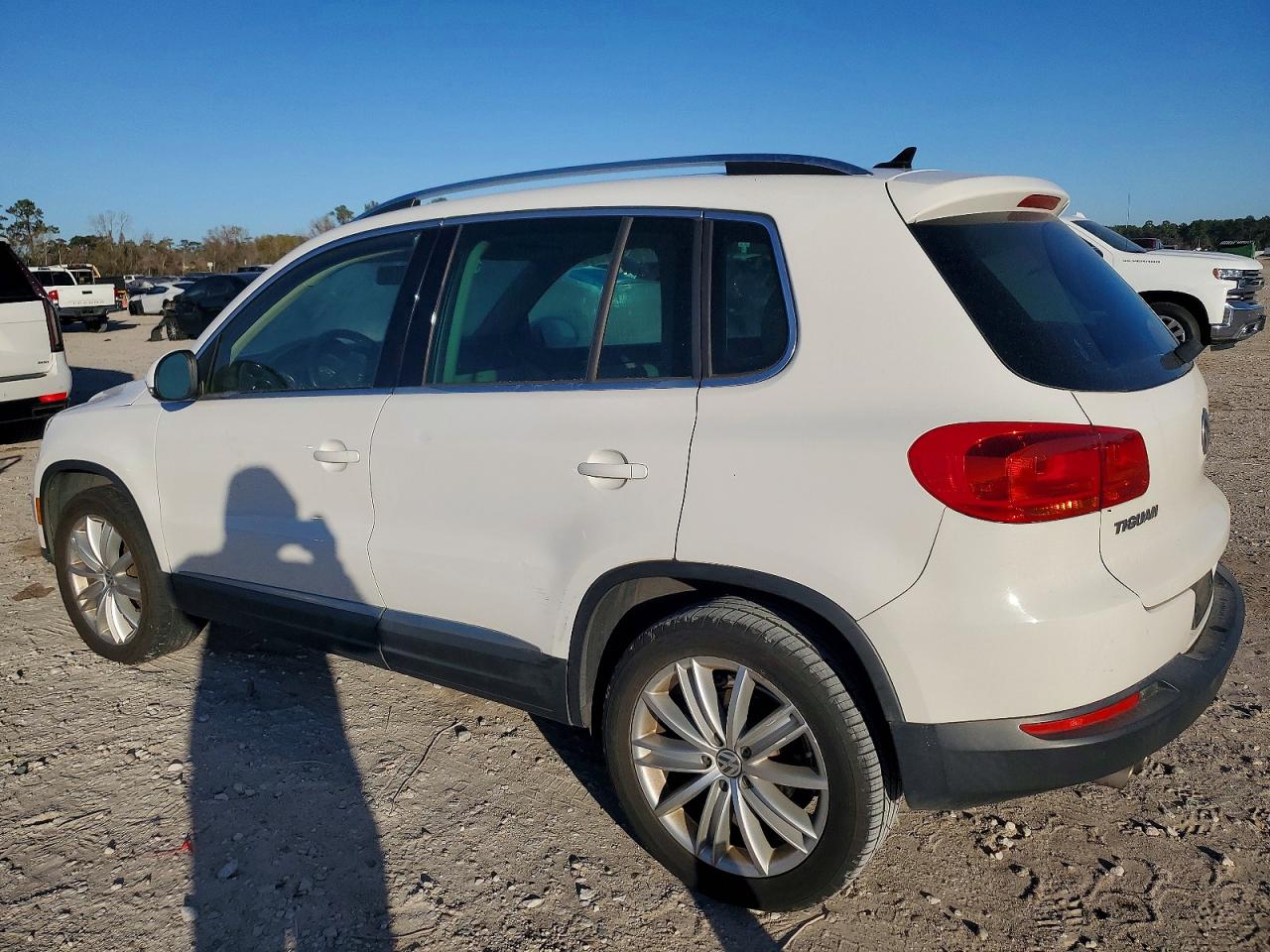 2013 VOLKSWAGEN TIGUAN S photo 2