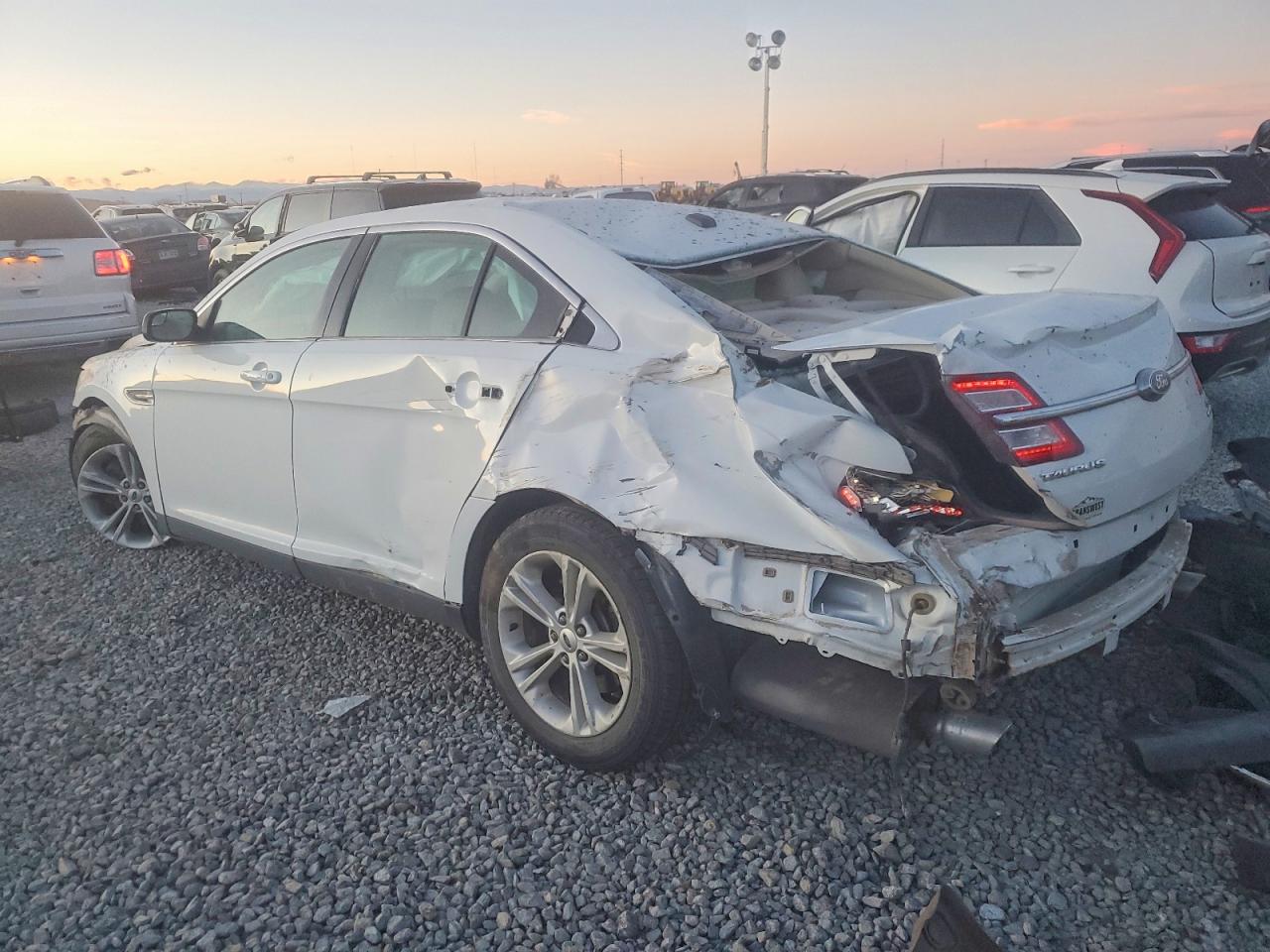 2015 FORD TAURUS SEL photo 2