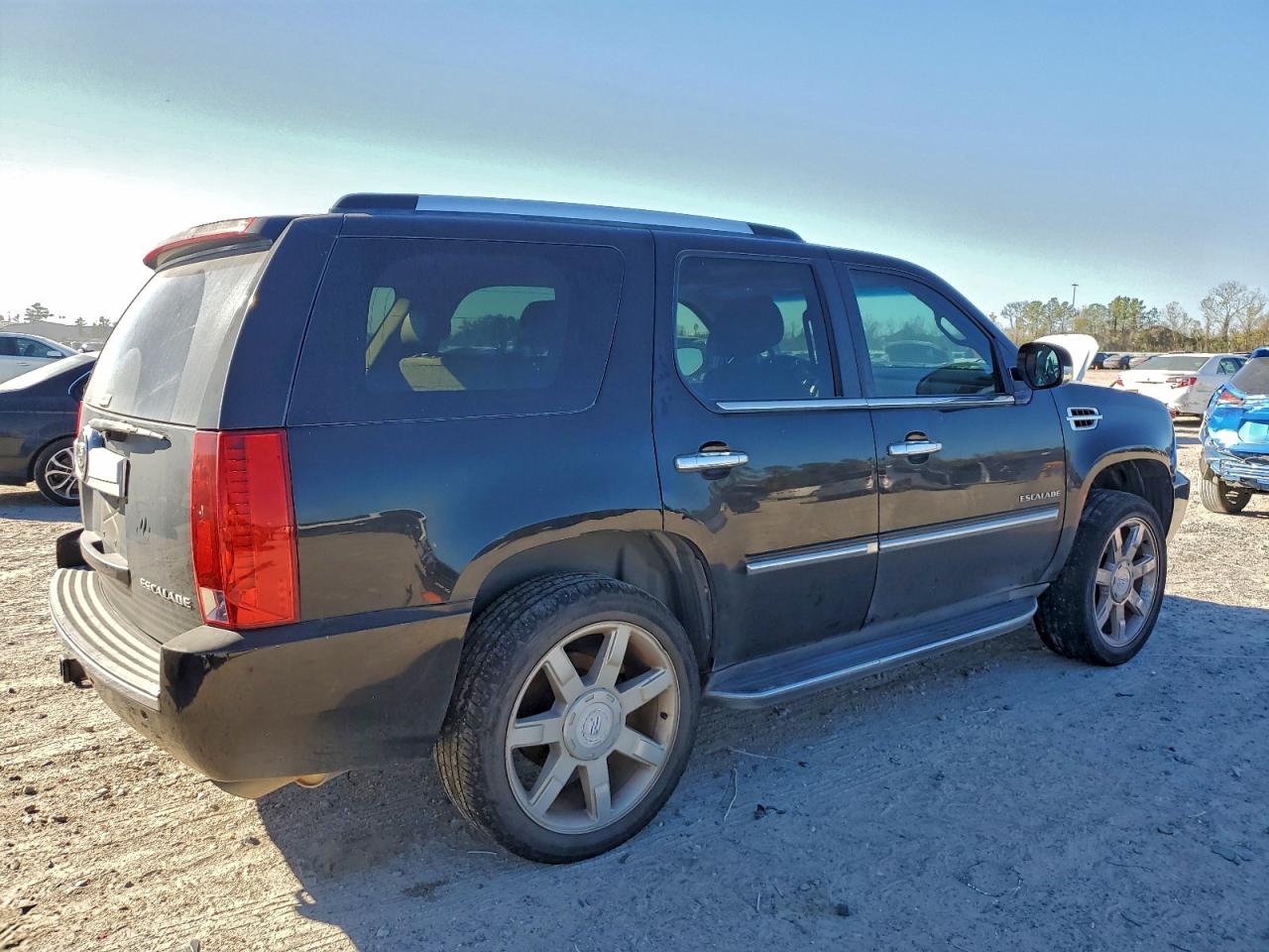 2010 CADILLAC ESCALADE LUXURY photo 3
