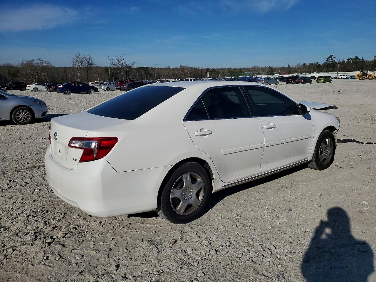 2014 TOYOTA CAMRY L photo 3