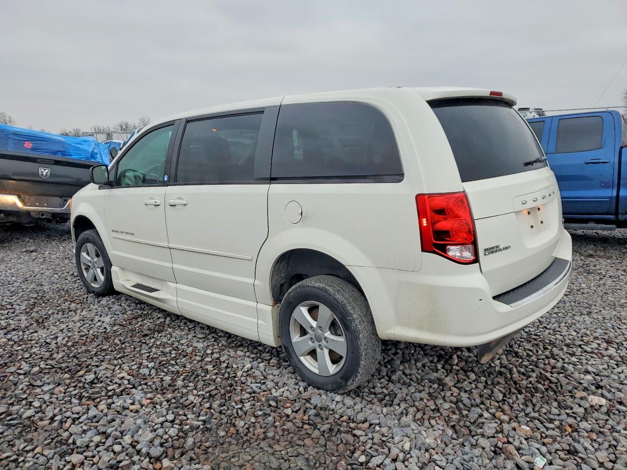 2013 DODGE GRAND CARAVAN SE photo 2