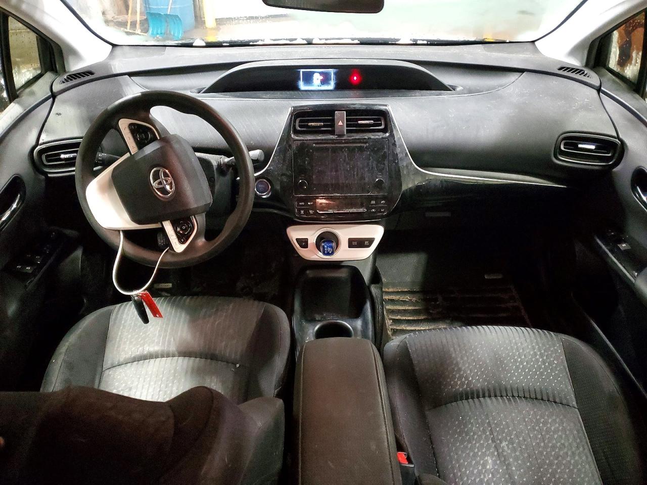 2016 TOYOTA PRIUS photo 8