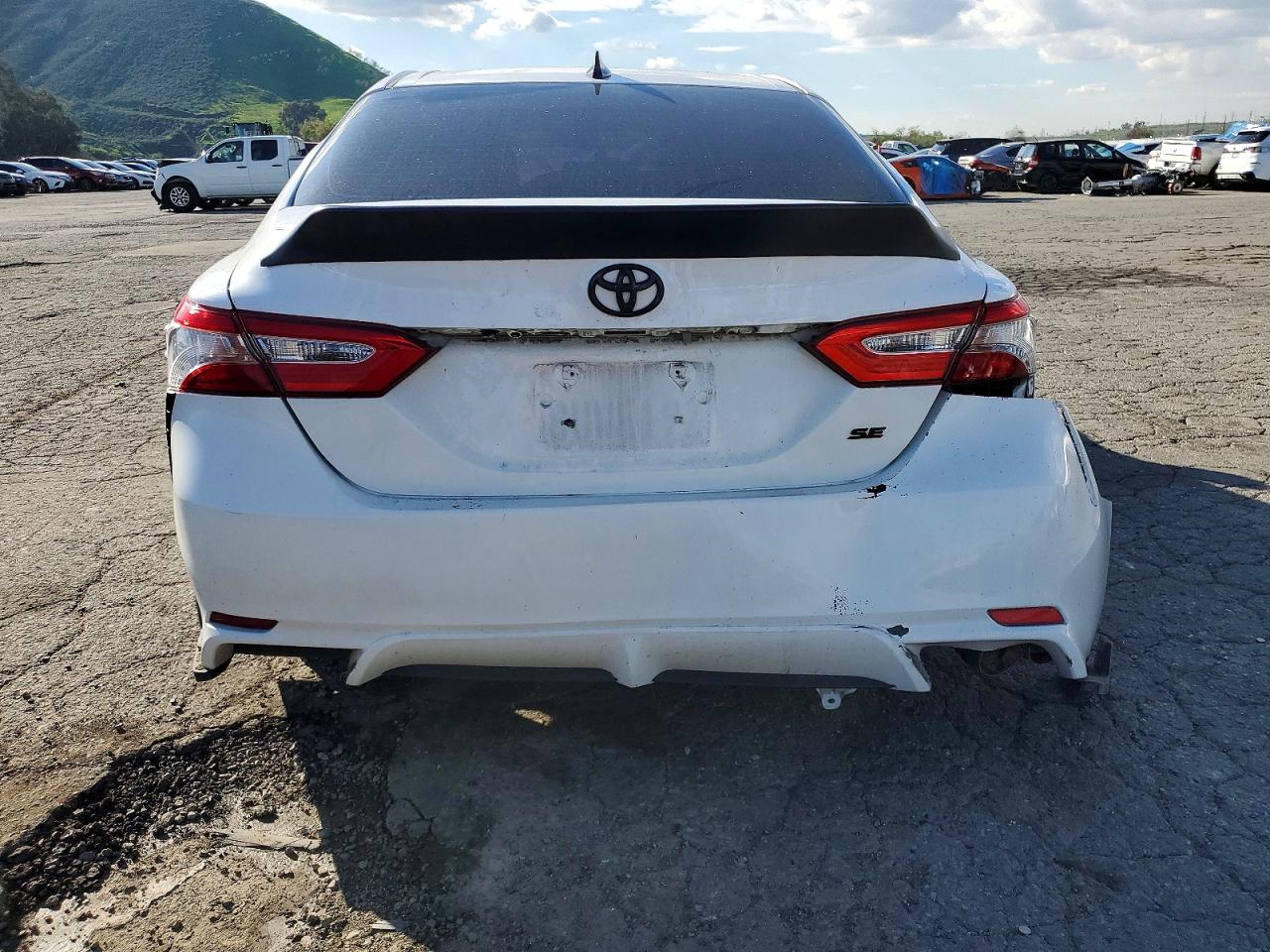 2019 TOYOTA CAMRY SE photo 6