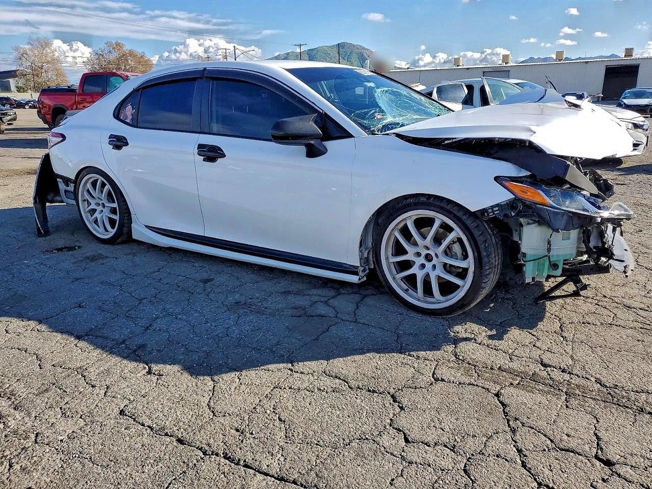 2019 TOYOTA CAMRY SE photo 4
