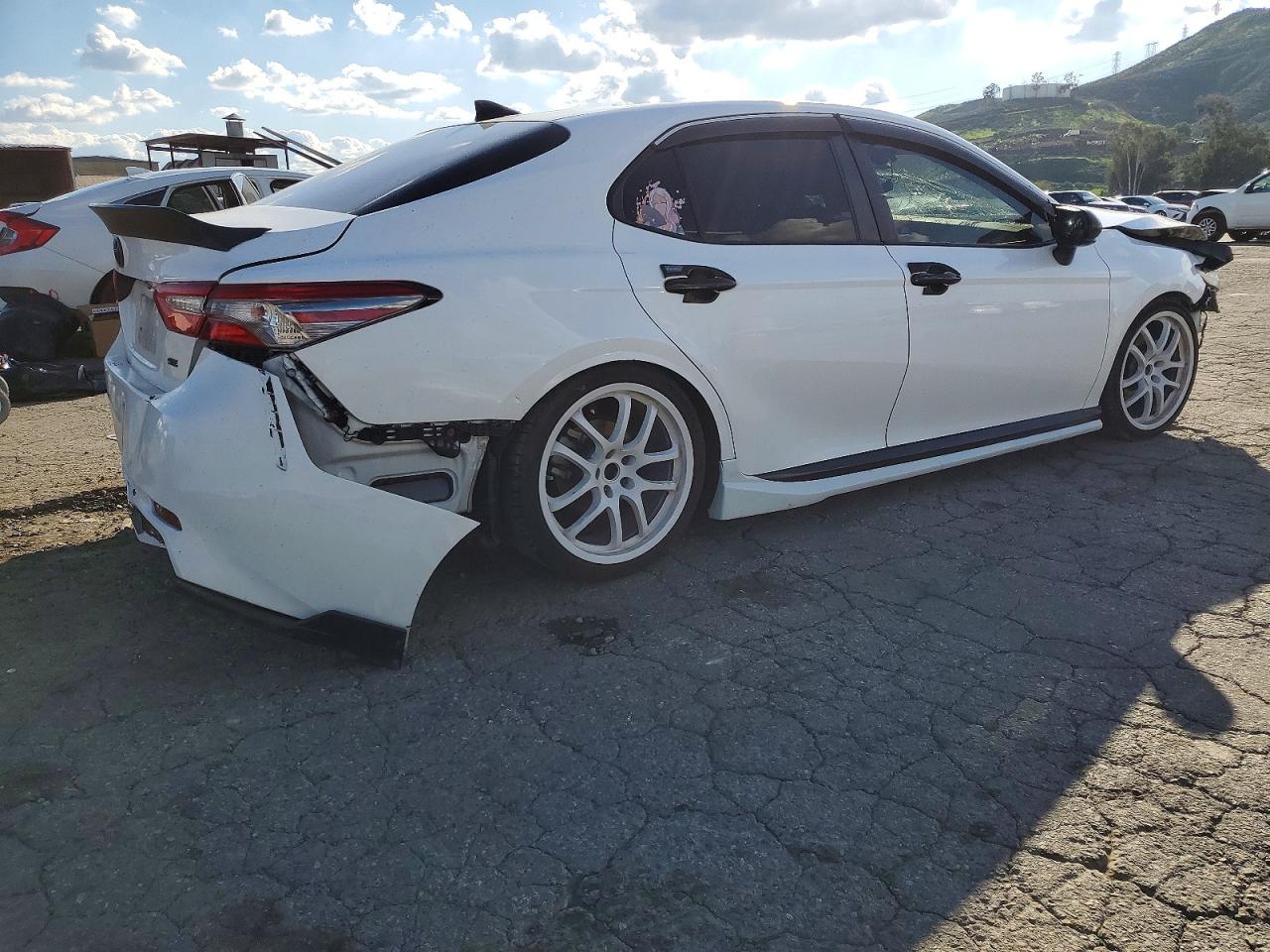 2019 TOYOTA CAMRY SE photo 3