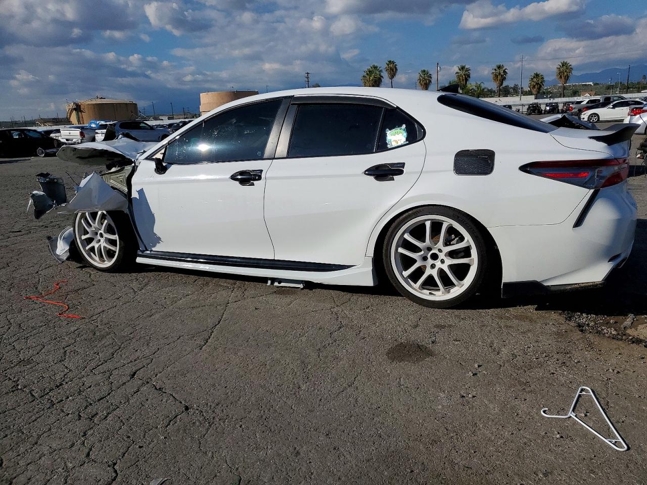 2019 TOYOTA CAMRY SE photo 2