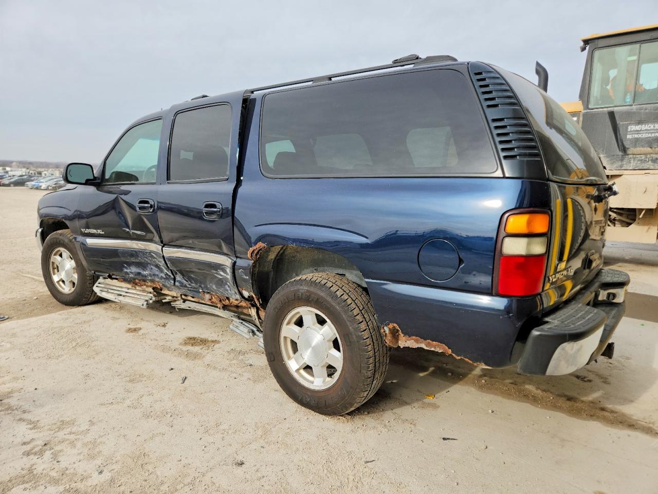 2004 GMC YUKON XL K1500 photo 2