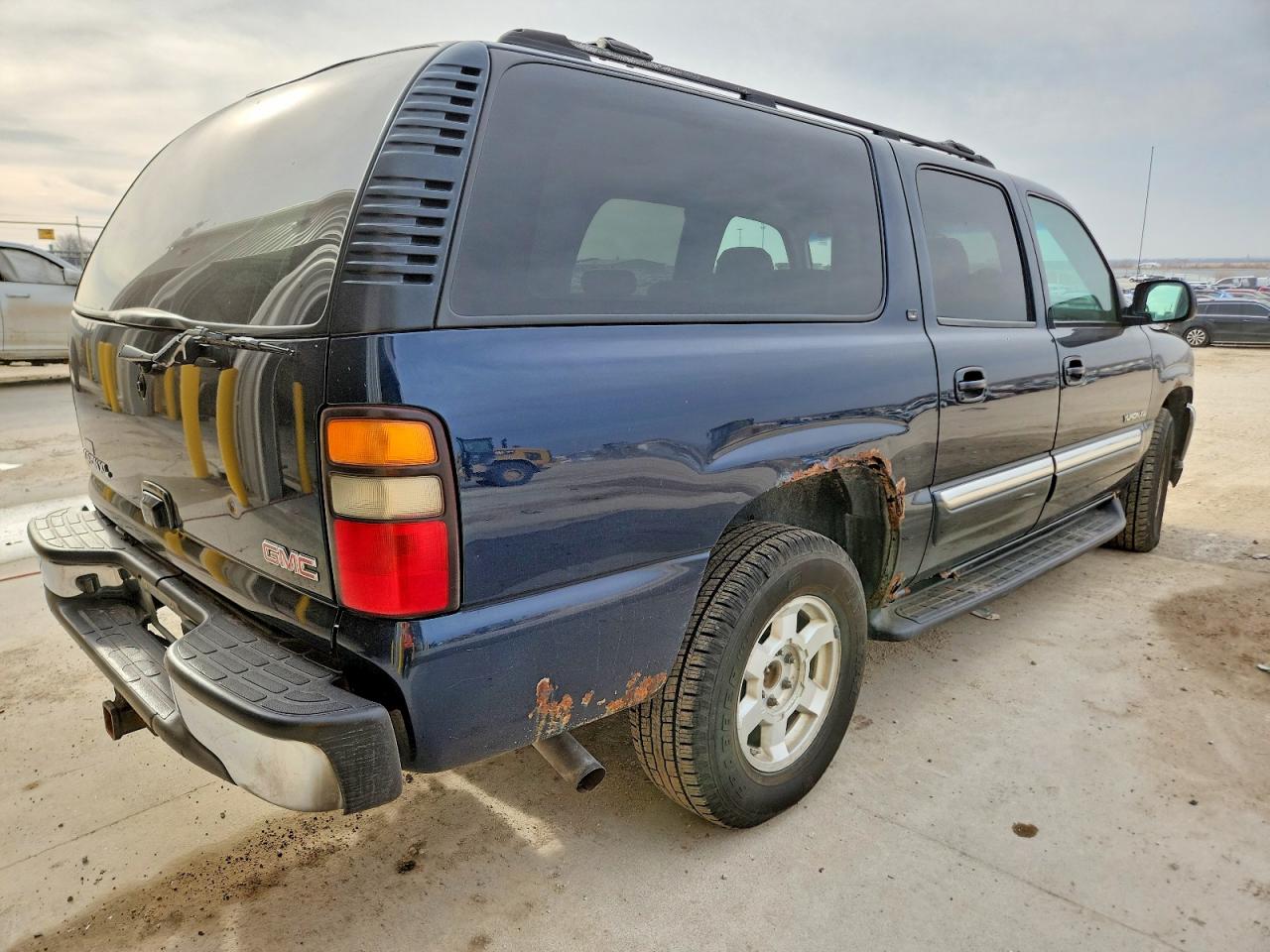 2004 GMC YUKON XL K1500 photo 3