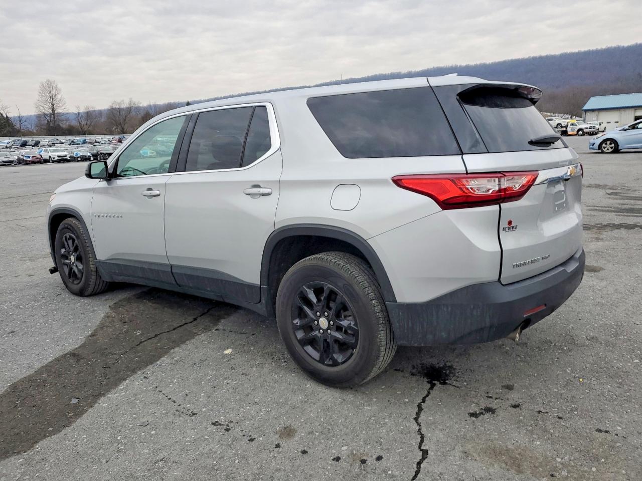 2020 CHEVROLET TRAVERSE LS photo 2