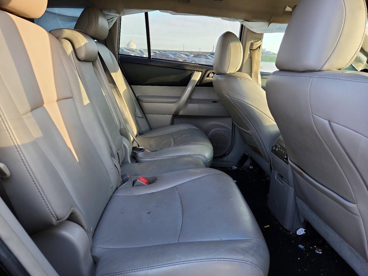 2012 TOYOTA HIGHLANDER BASE photo 11