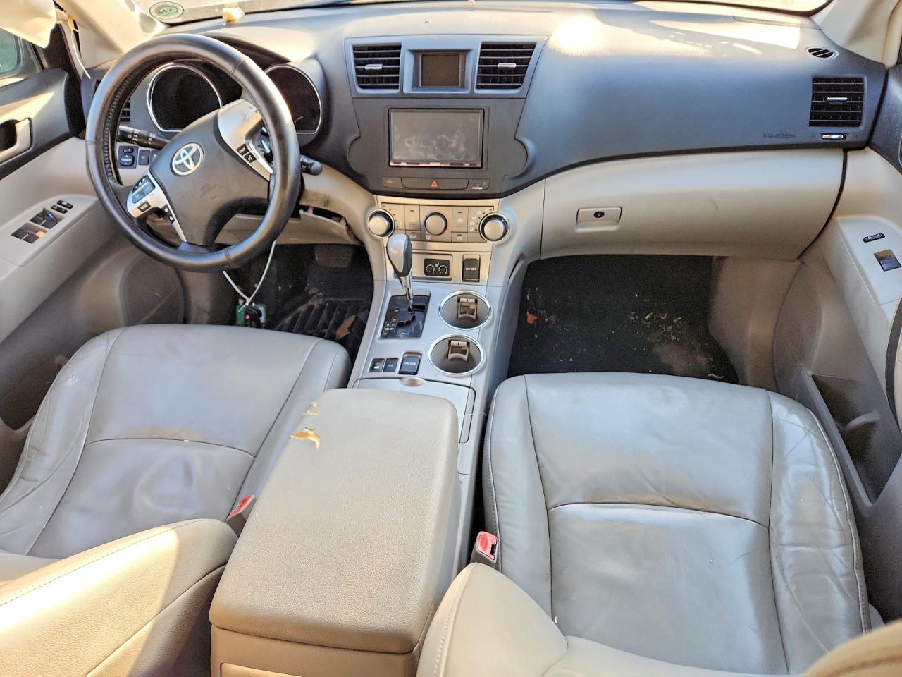 2012 TOYOTA HIGHLANDER BASE photo 8