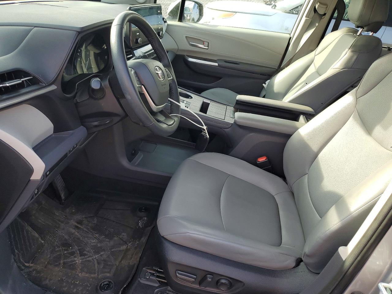 2022 TOYOTA SIENNA XLE photo 7