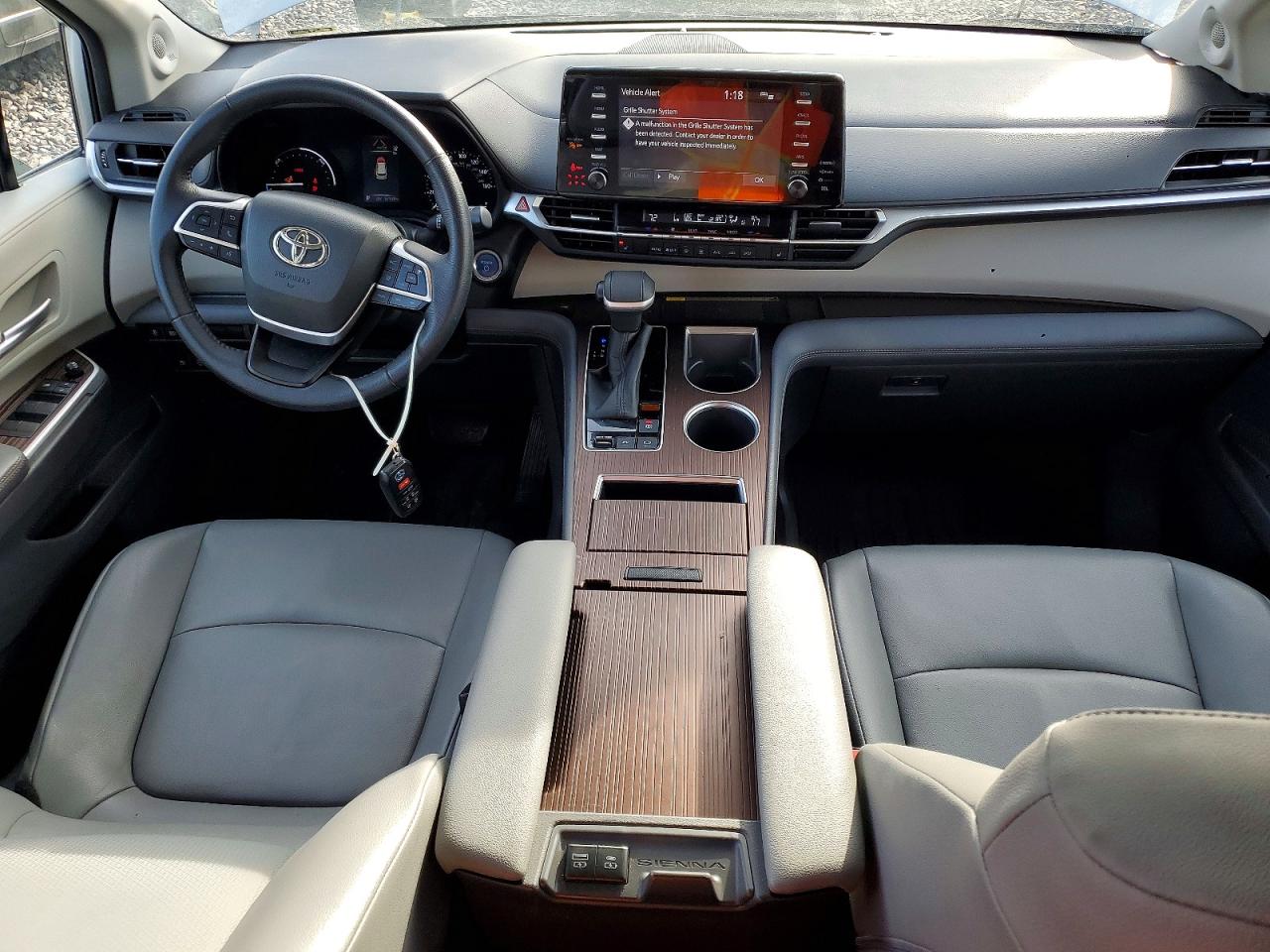 2022 TOYOTA SIENNA XLE photo 8