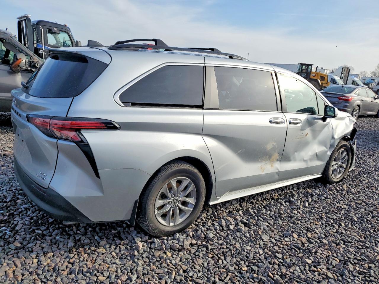 2022 TOYOTA SIENNA XLE photo 3
