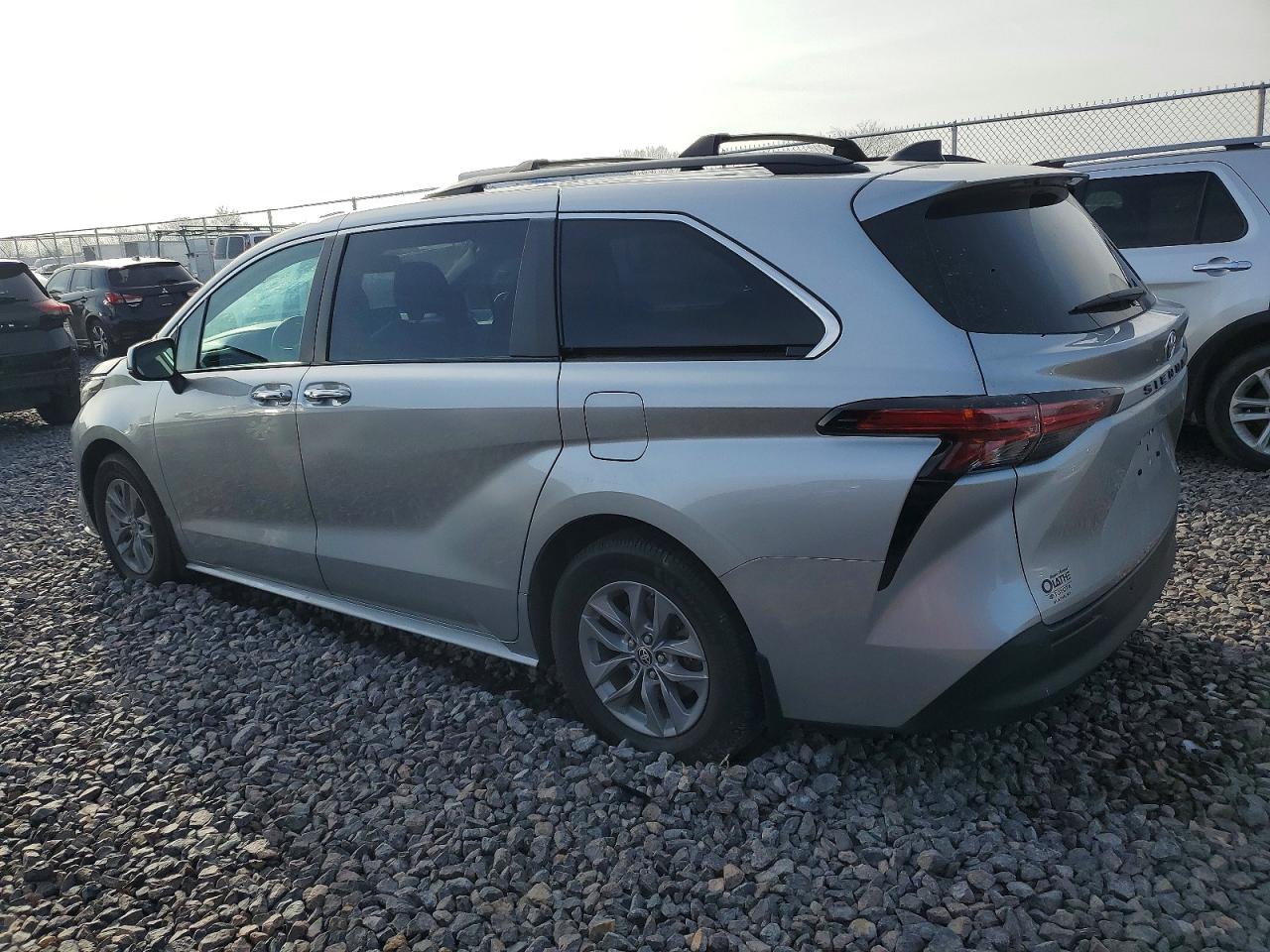 2022 TOYOTA SIENNA XLE photo 2