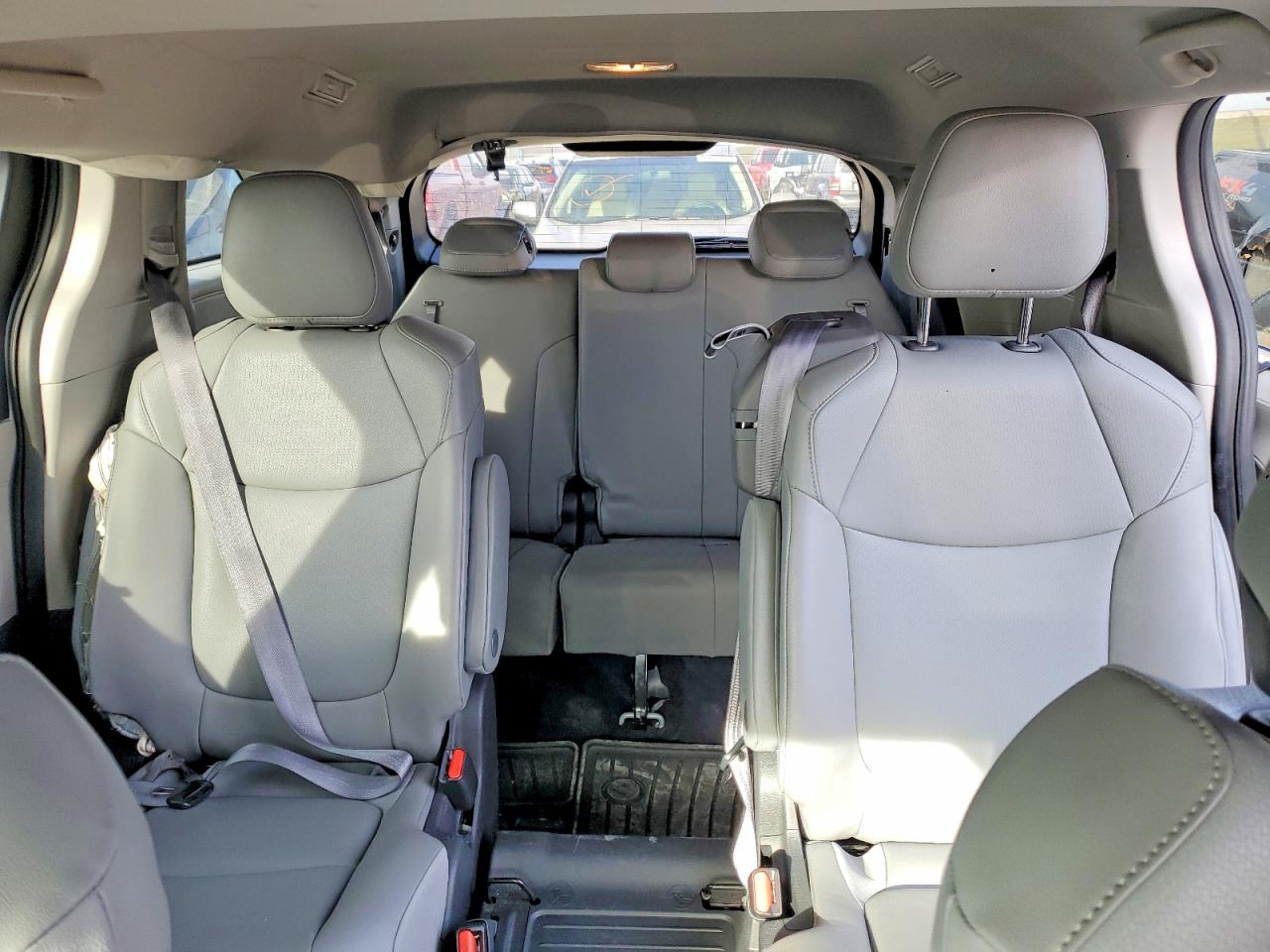 2022 TOYOTA SIENNA XLE photo 10