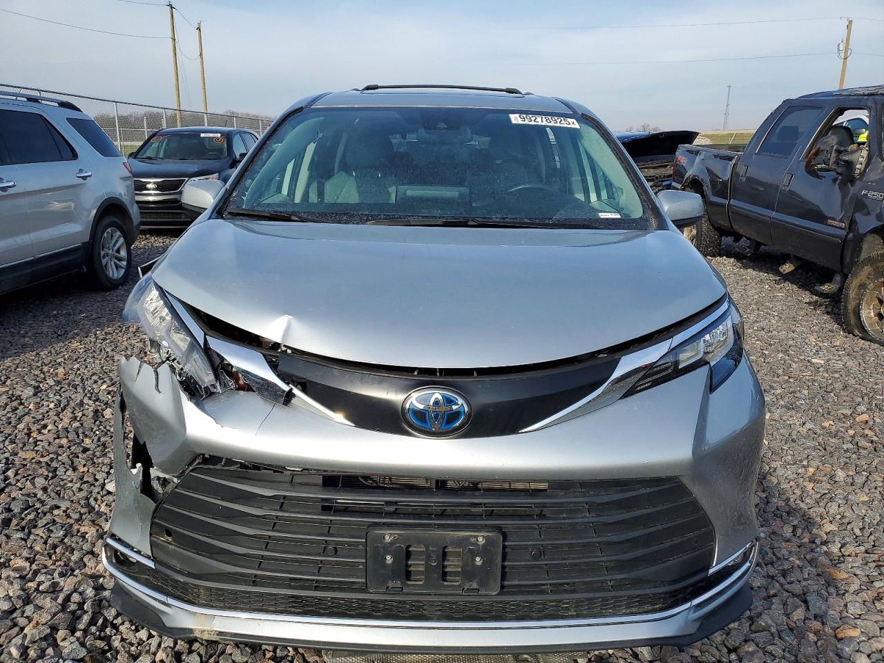 2022 TOYOTA SIENNA XLE photo 5