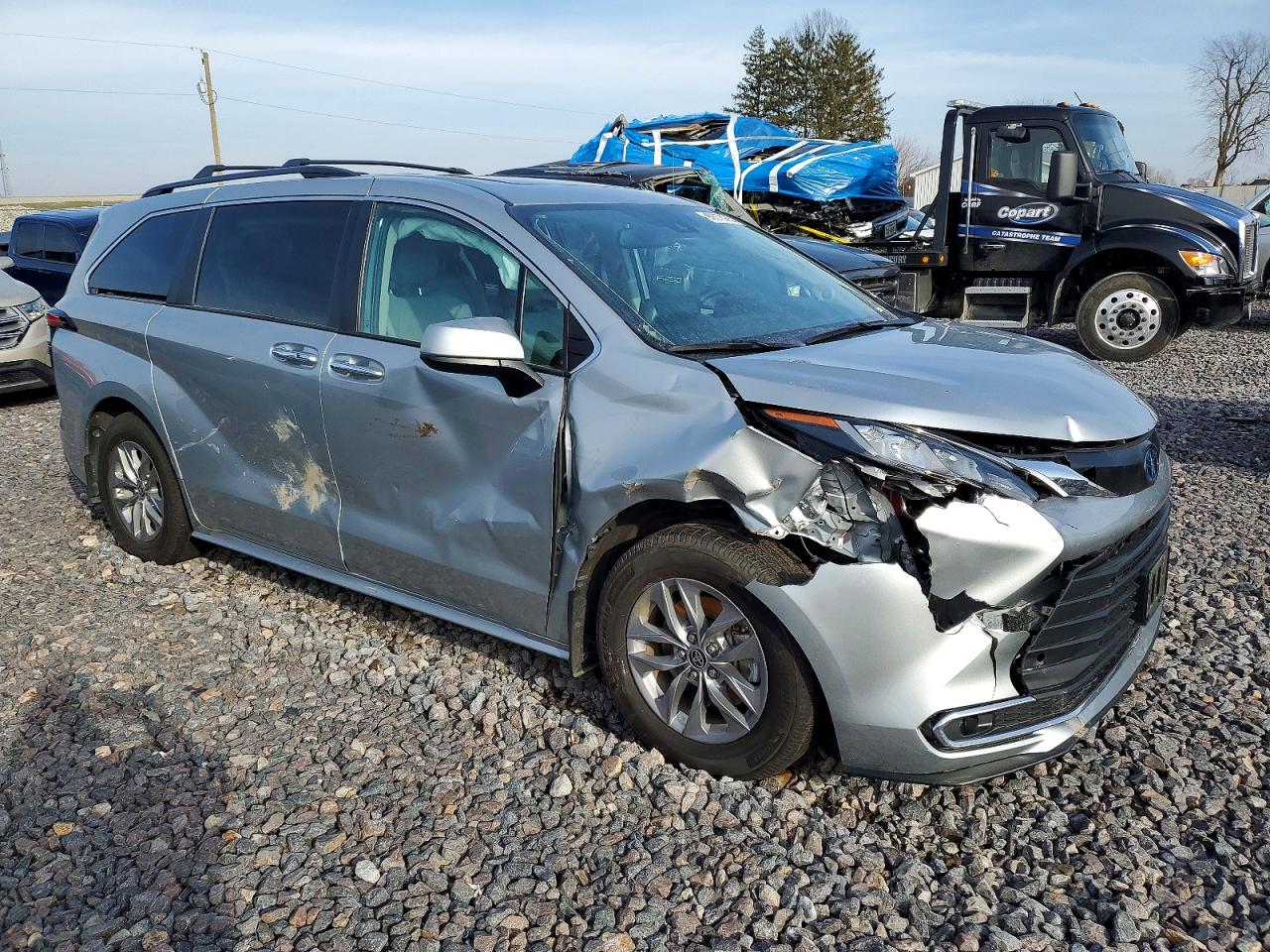 2022 TOYOTA SIENNA XLE photo 4