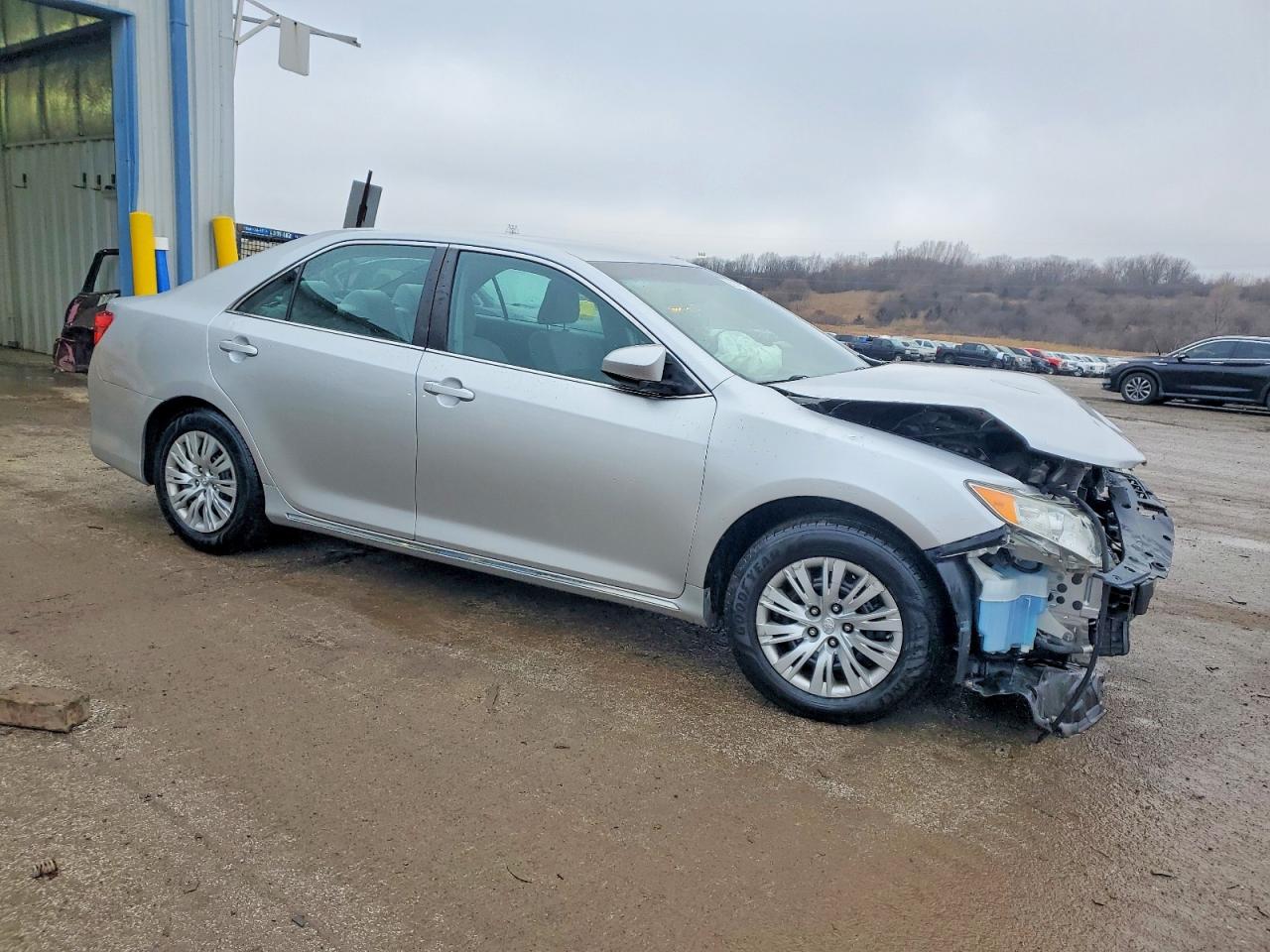 2014 TOYOTA CAMRY L photo 4