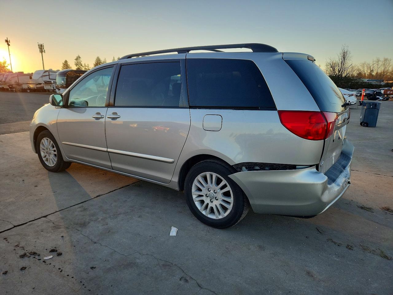 2007 TOYOTA SIENNA XLE photo 2