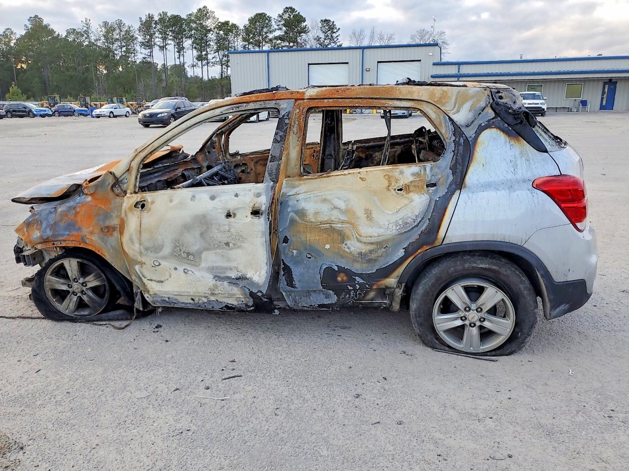 2021 CHEVROLET TRAX 1LT photo 2