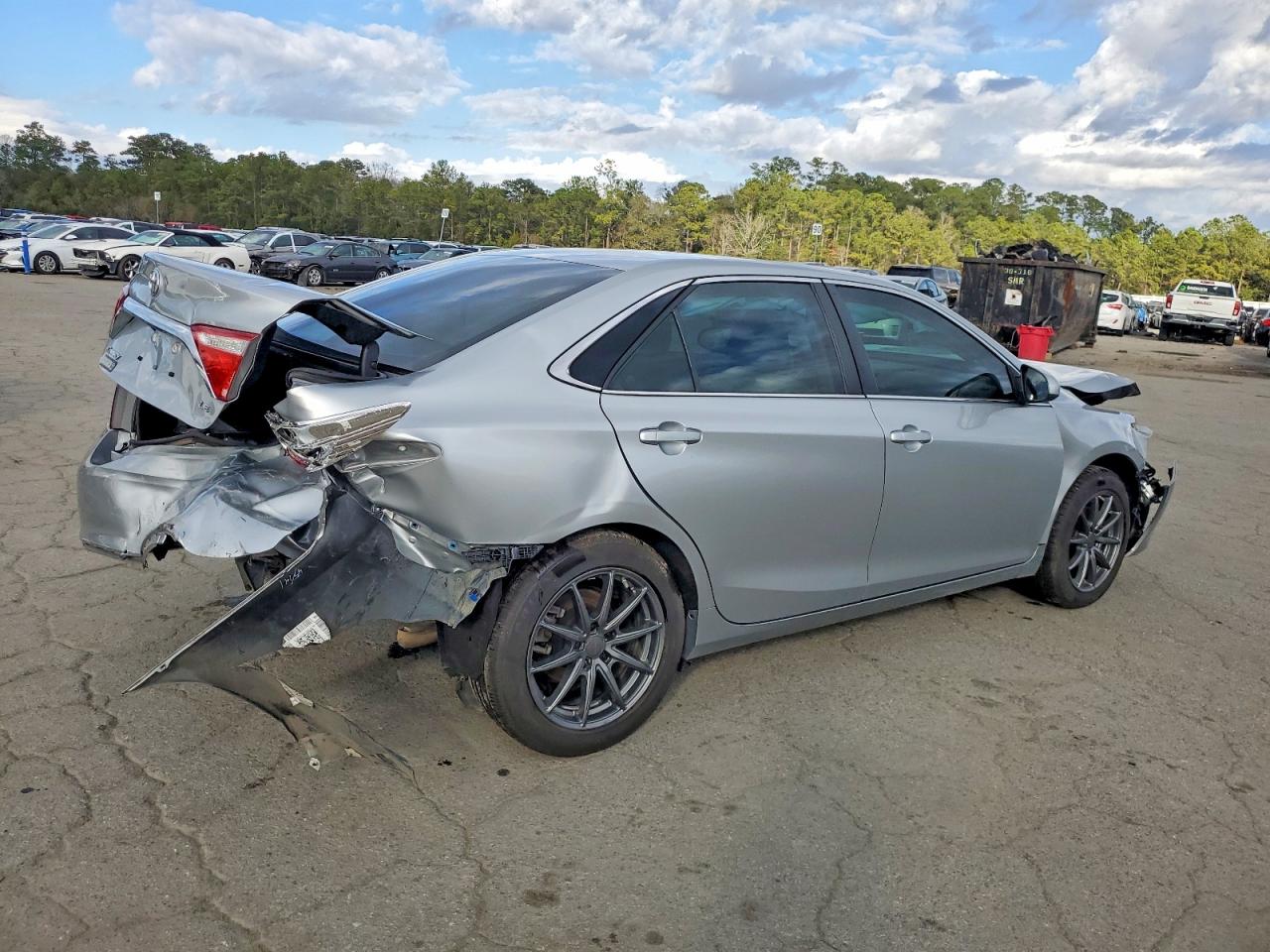 2017 TOYOTA CAMRY LE photo 3