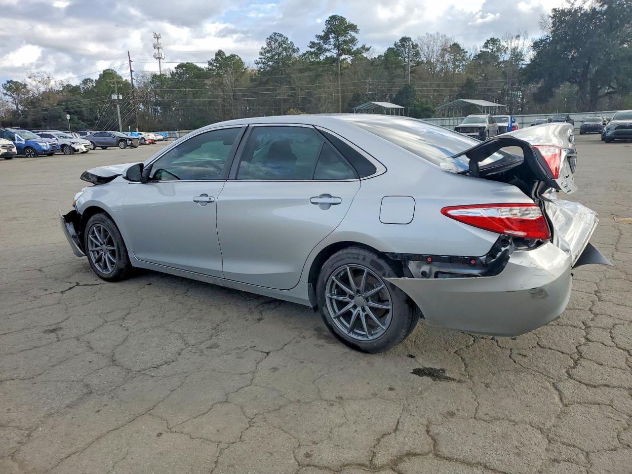 2017 TOYOTA CAMRY LE photo 2