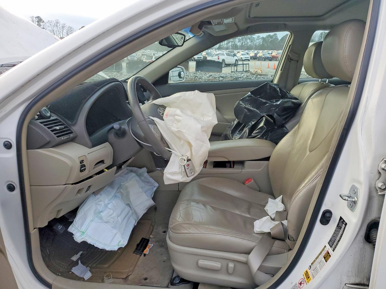 2010 TOYOTA CAMRY SE photo 7