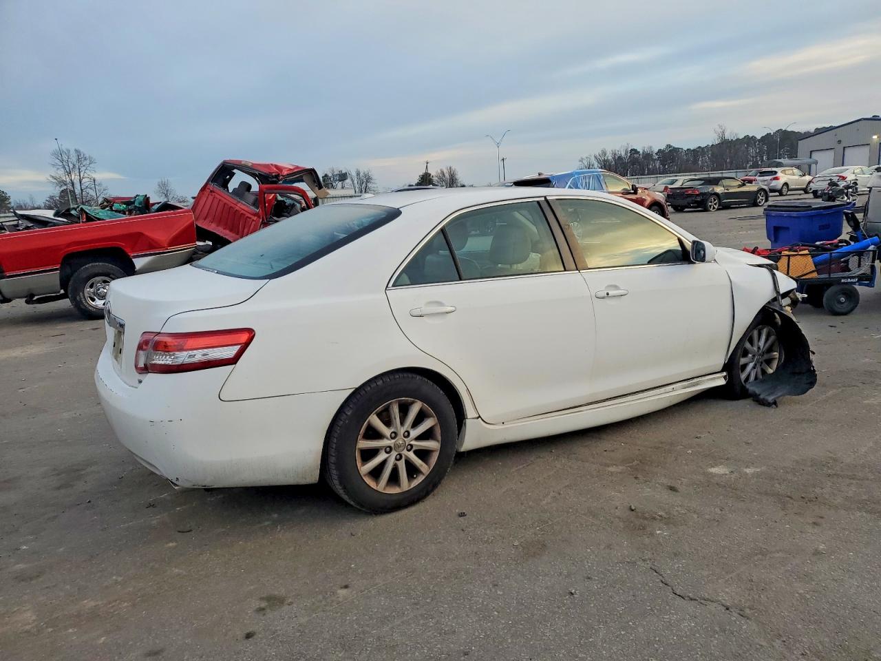 2010 TOYOTA CAMRY SE photo 3