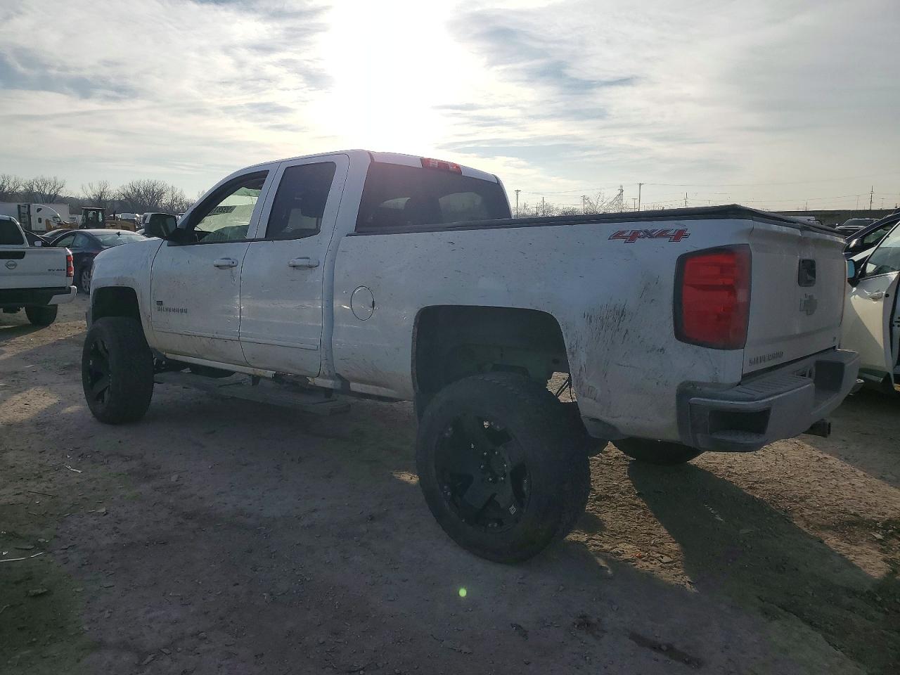 2016 CHEVROLET SILVERADO K1500 LT photo 2