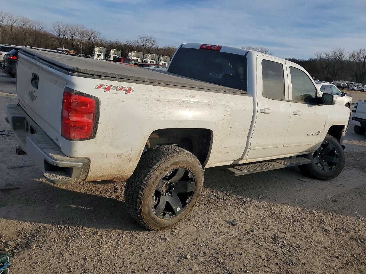 2016 CHEVROLET SILVERADO K1500 LT photo 3