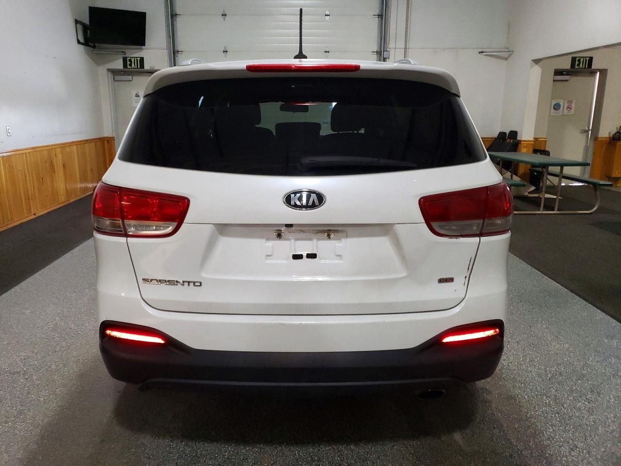 2017 KIA SORENTO LX photo 6