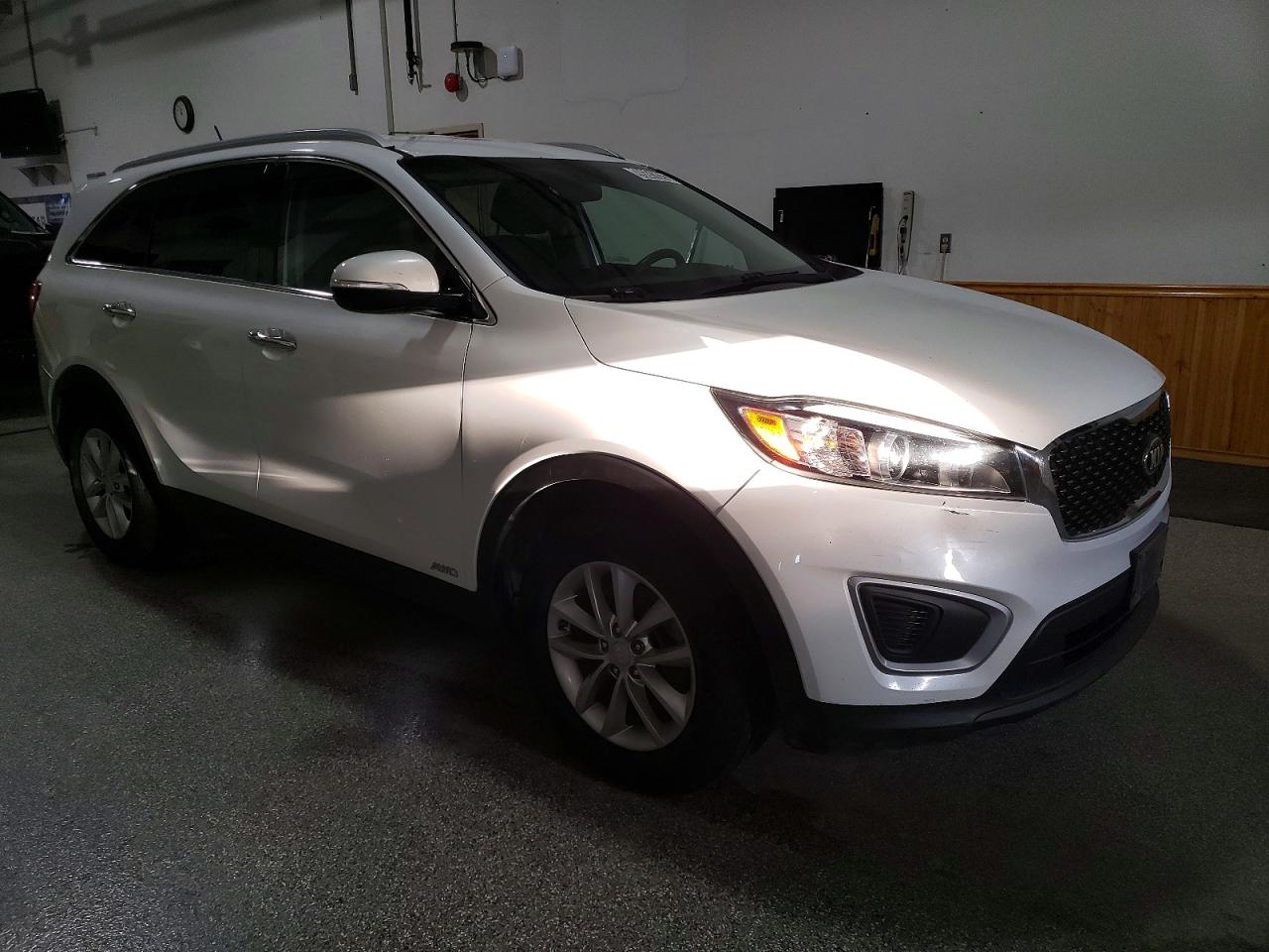 2017 KIA SORENTO LX photo 4