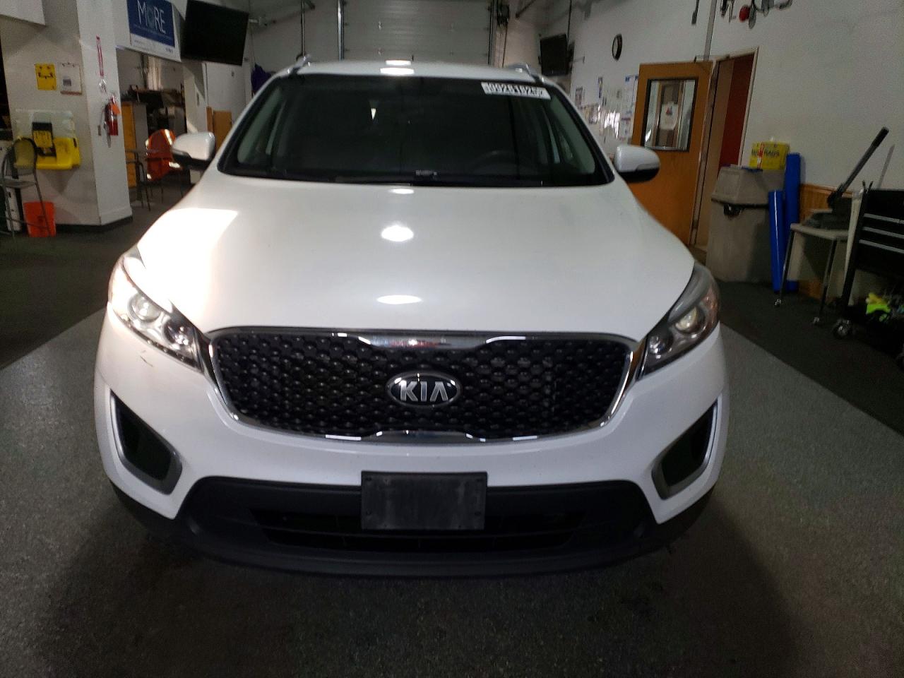 2017 KIA SORENTO LX photo 5
