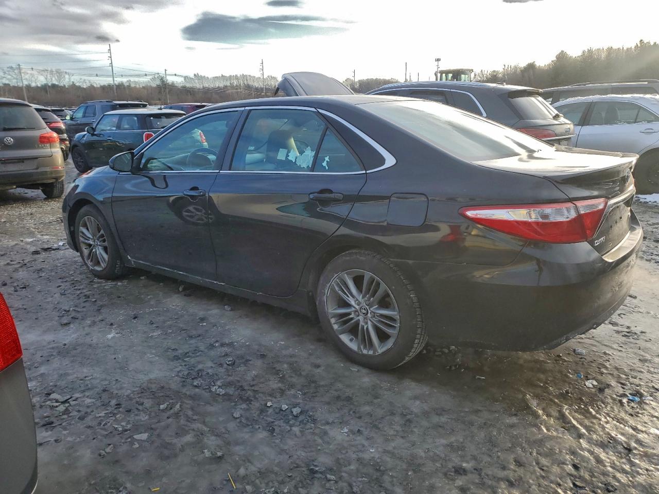 2015 TOYOTA CAMRY LE photo 2