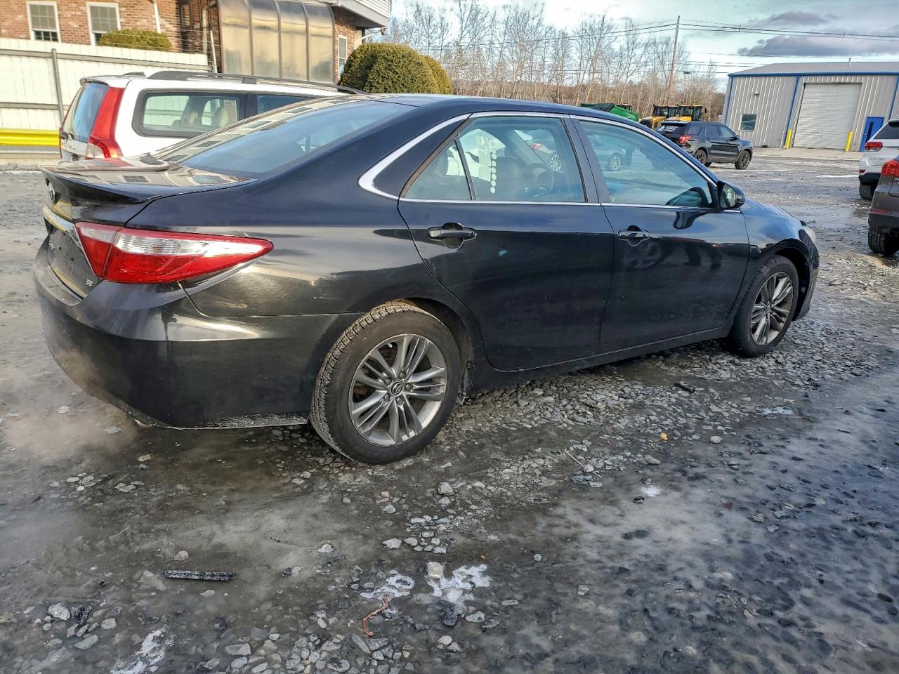 2015 TOYOTA CAMRY LE photo 3