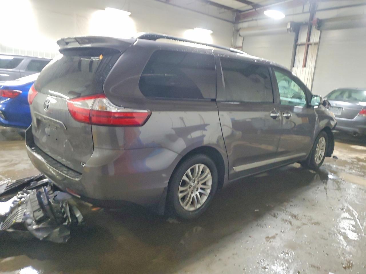 2015 TOYOTA SIENNA XLE photo 3