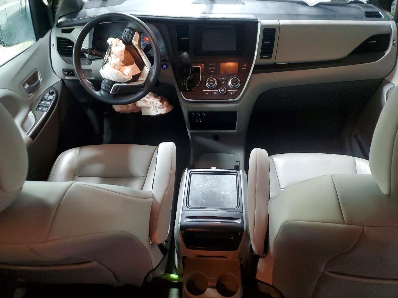 2015 TOYOTA SIENNA XLE photo 8