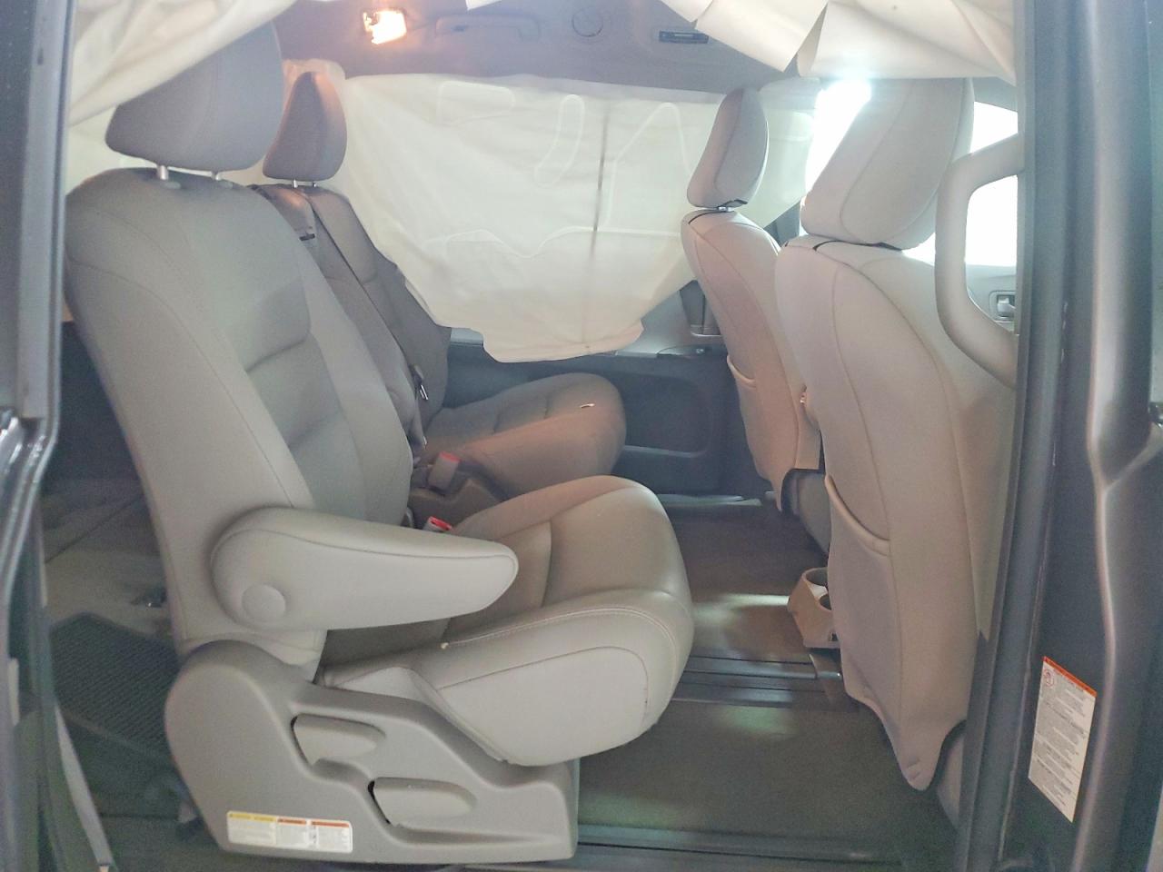 2015 TOYOTA SIENNA XLE photo 10