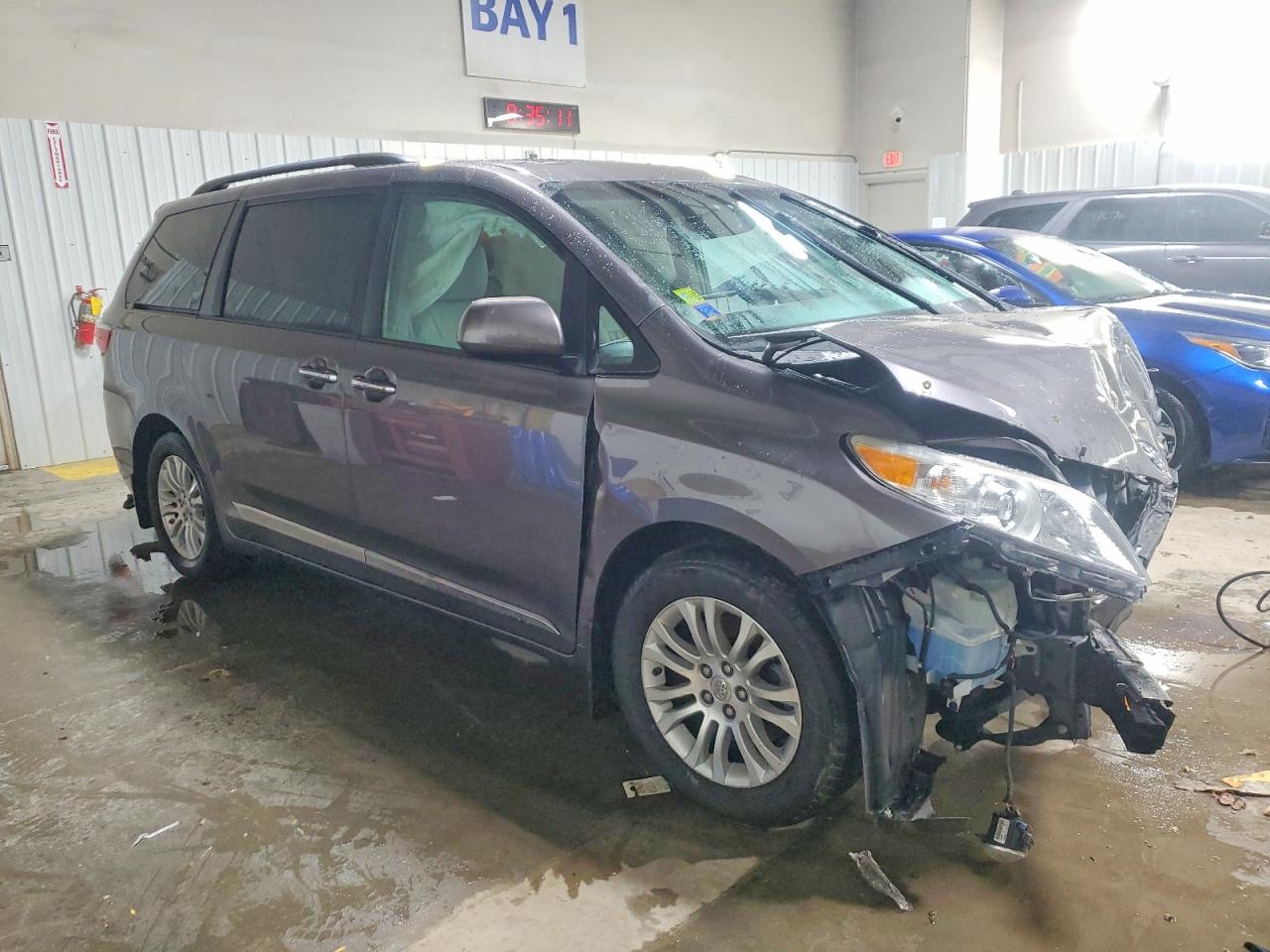 2015 TOYOTA SIENNA XLE photo 4