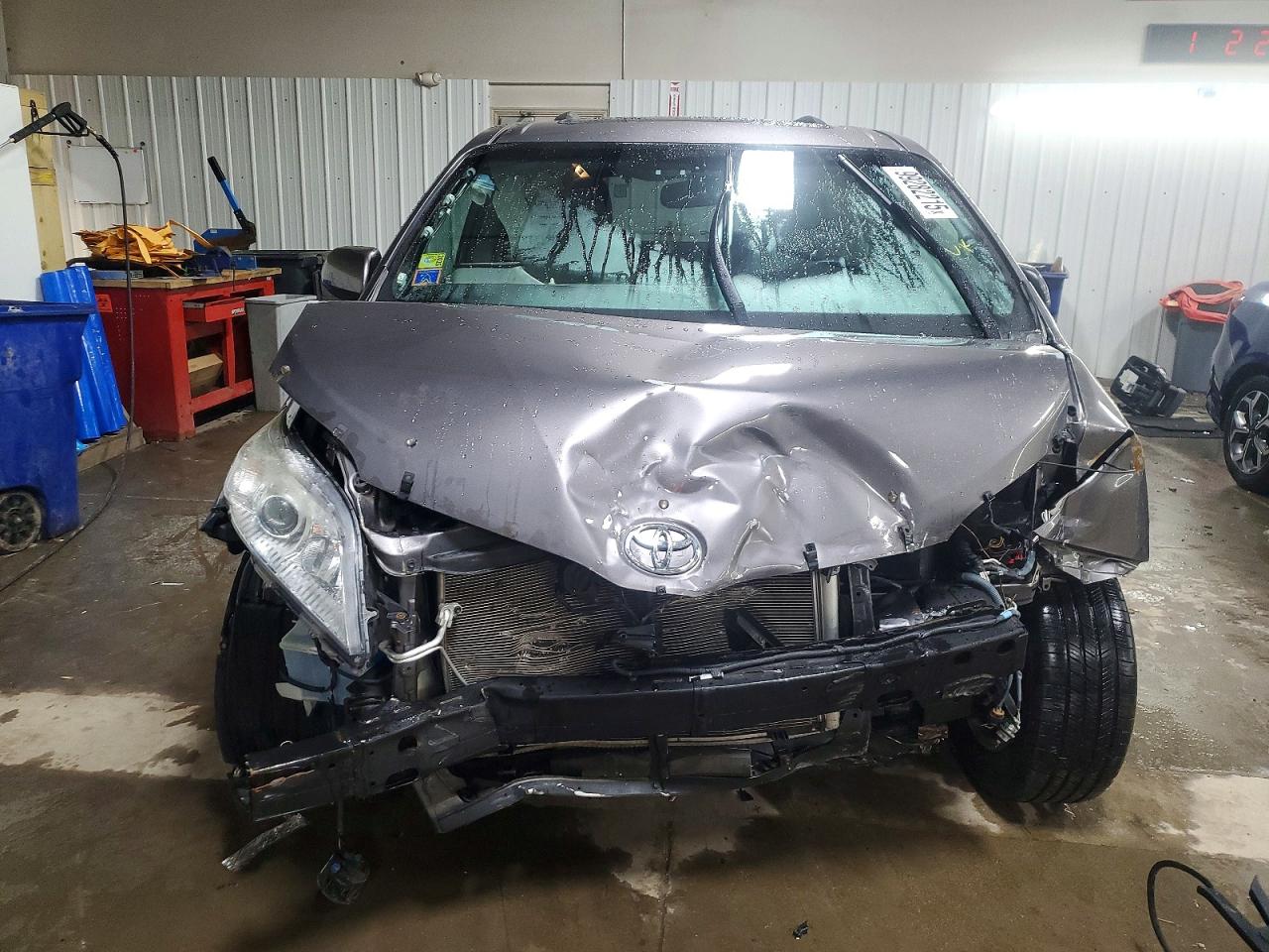 2015 TOYOTA SIENNA XLE photo 5
